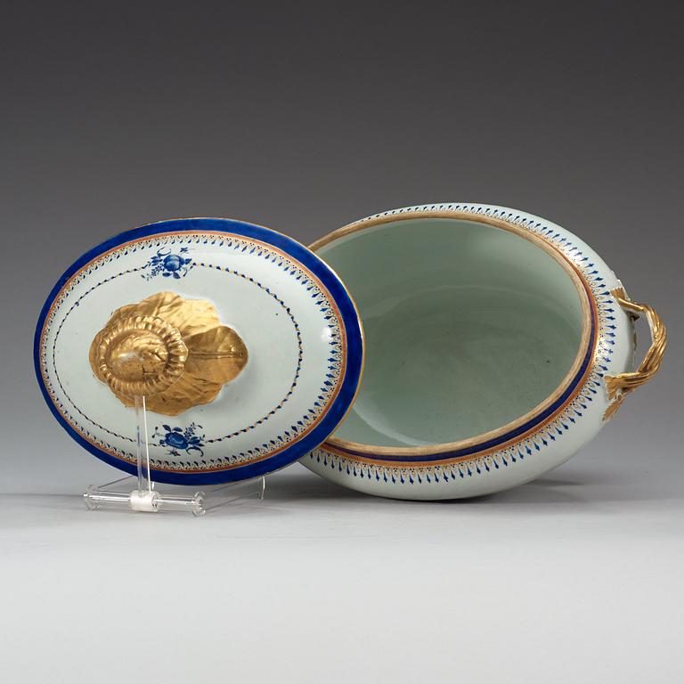 A blue and gold enamelled tureen with cover and stand, Qing dynasty, Jiaqing (1796-1820).
