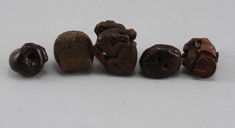 NETSUKES, 5 st, trä, Japan, Meiji (1868-1912).
