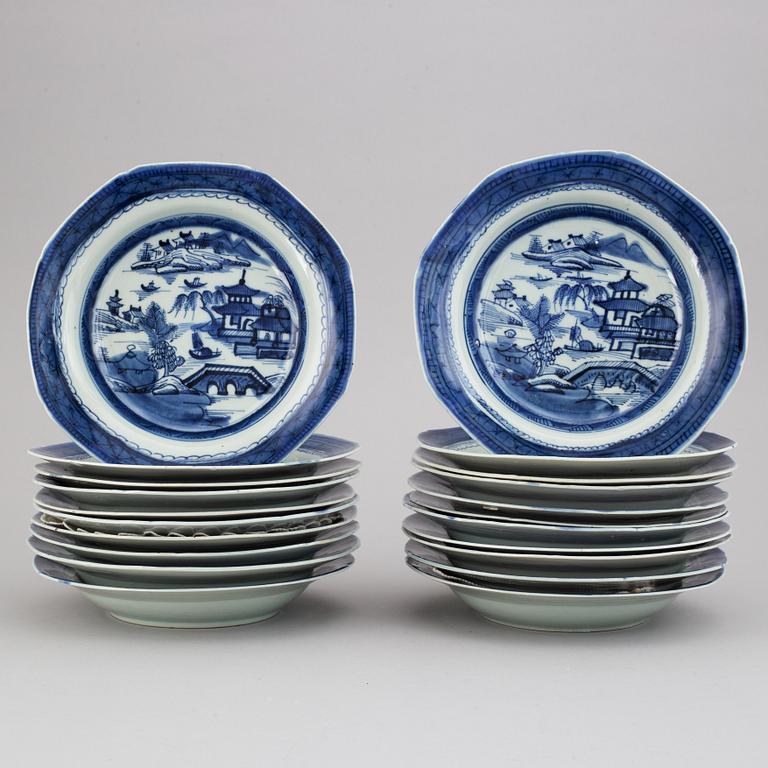 Tallrikar, 21 stycken, kompaniporslin. Qingdynastin, 1800-tal.