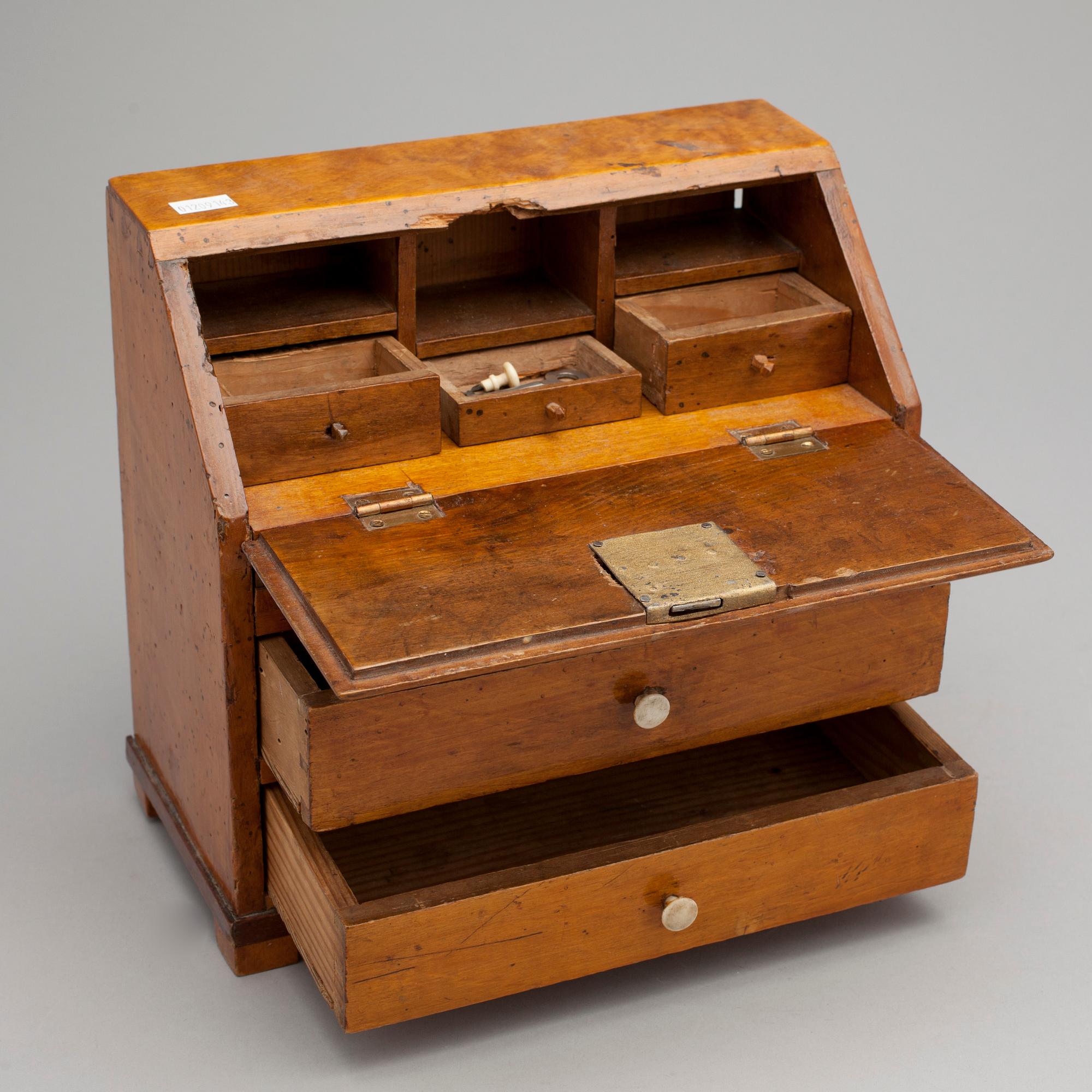 SNEDKLAFFSEKRETÄR i MINIATYR, Karl-Johan, 1800-tal.