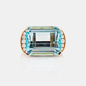 1291. A aquamarine, circa 23.00 cts, and brilliant-cut diamond ring.