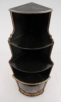 HÖRNSKÅP, delvis 1700-tal.