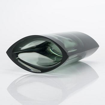 A green Kaj Franck glass vase model 407, signed Nuutajärvi Notsjö.