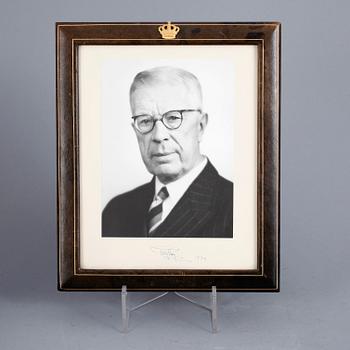 KONUNG GUSTAF VI ADOLF, foto med autograf, daterad 1972.