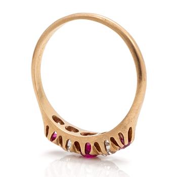 RING med fasettslipade syntetiska rubiner samt syntetiska vita spineller.