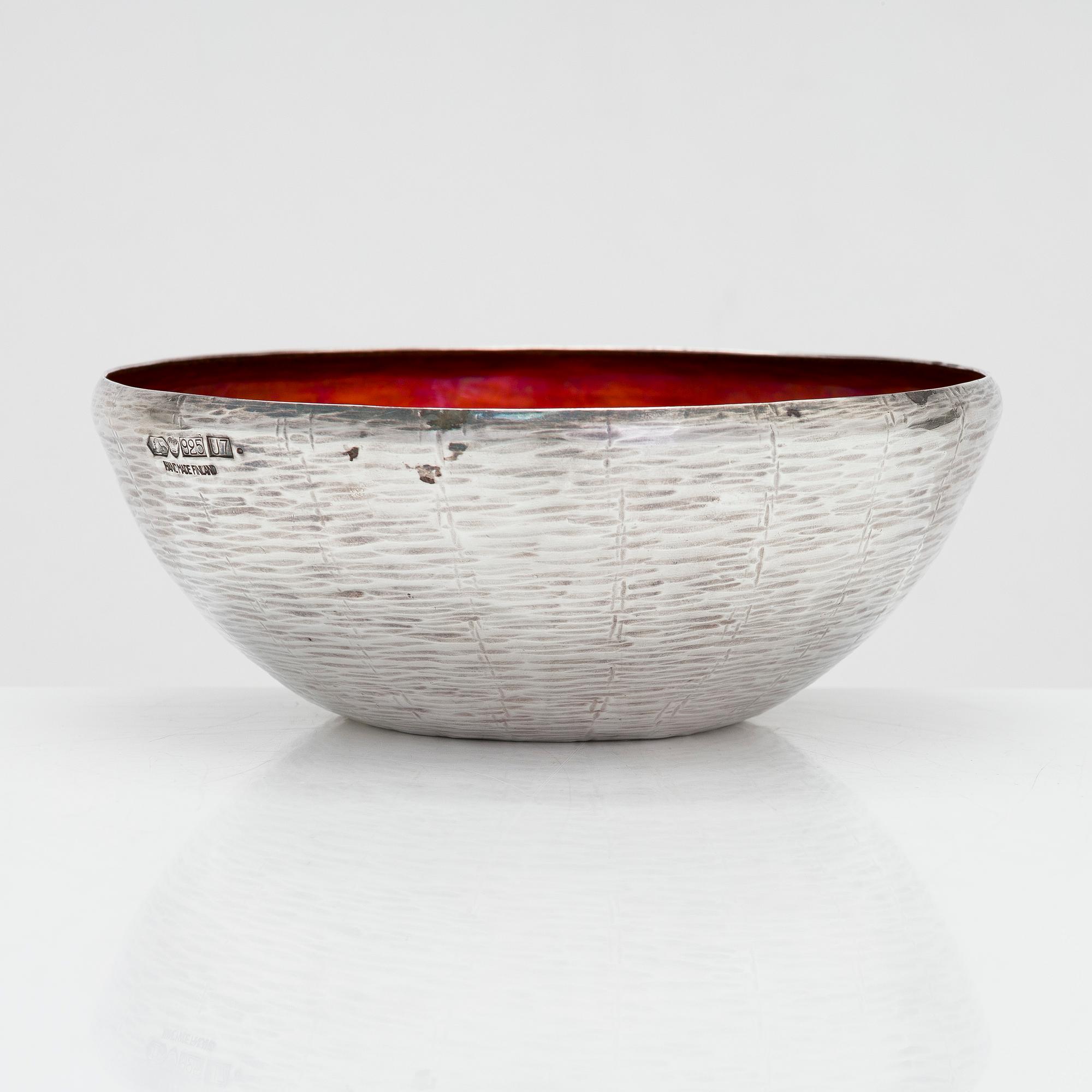 Eva Hidström, skål, silver, emalj, Kultakeskus, Tavastehus 1973.