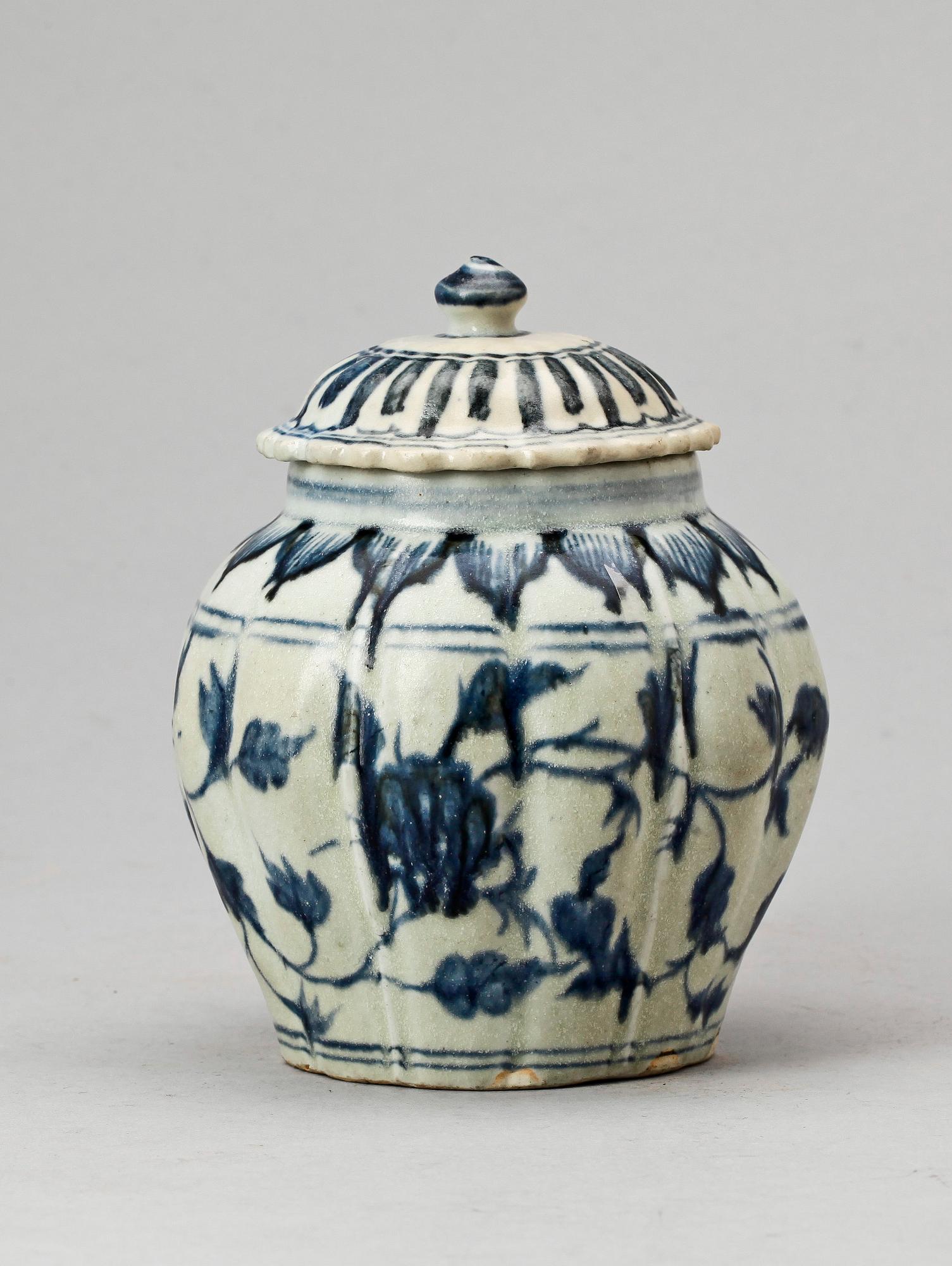 URNA MED LOCK, keramik, troligen Ming, SydKina.