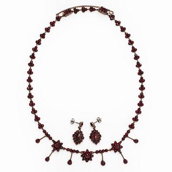 Necklace and earrings, Victorian, faceted garnets, gilded silver.