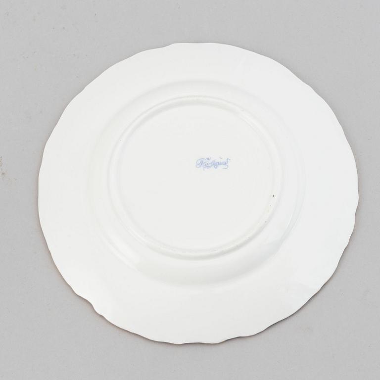 Cremekoppar med lock, 18 stycken, samt praktfat och 18 assietter, Rörstrand, "Gripsholmsservisen".