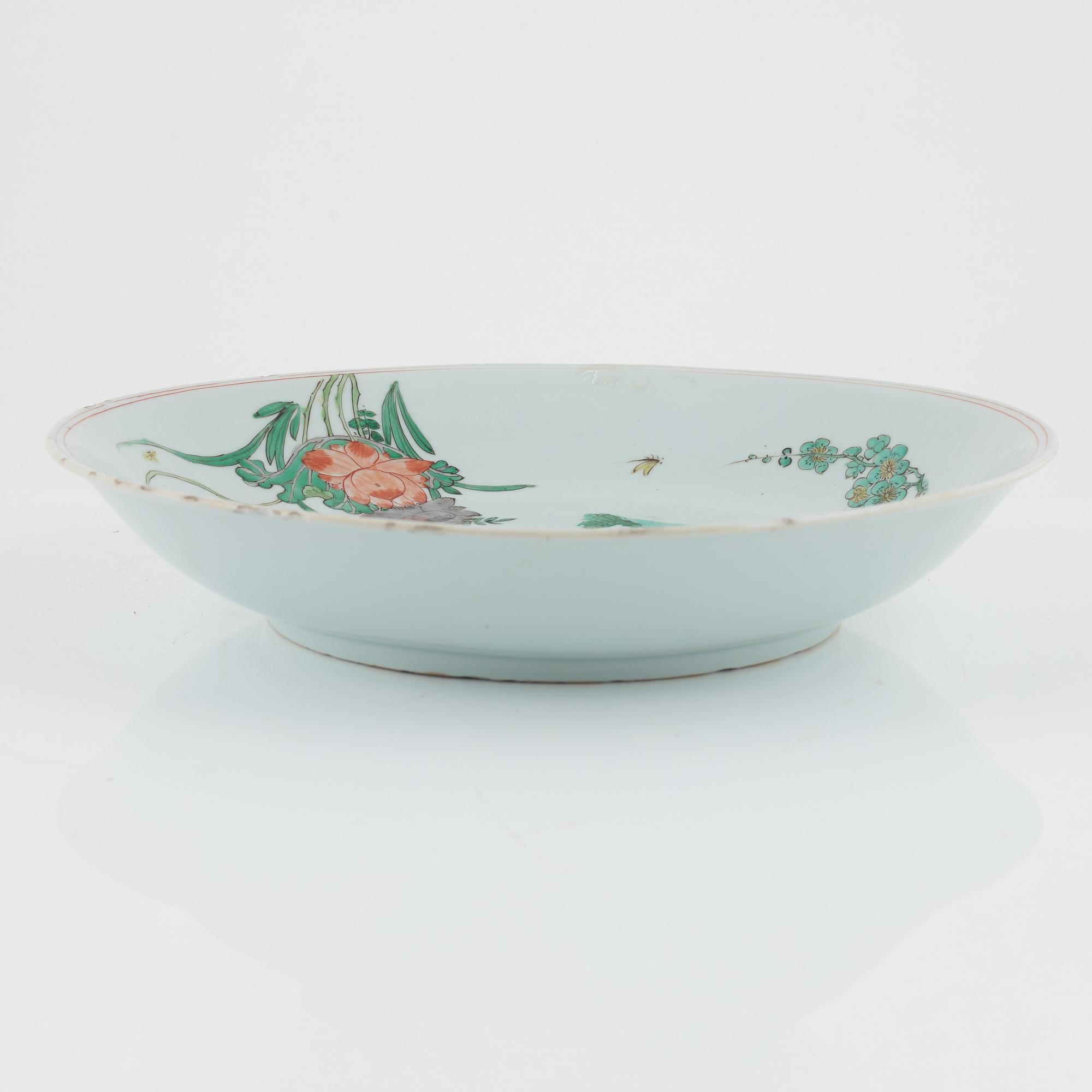A large famille verte dish, Qing dynasty, Kangxi (1662-1722).