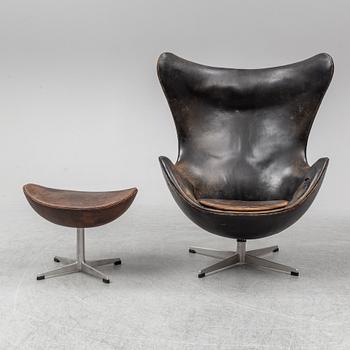 ARNE JACOBSEN, an 'Egg' leather covered easy chair and ottoman, Fritz Hansen, Denmark.