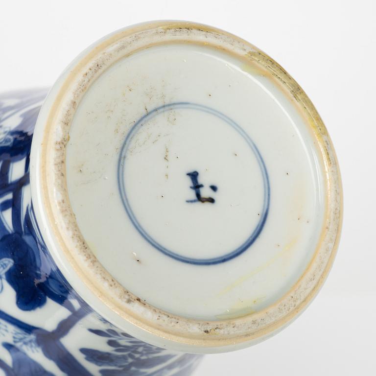 A blue and white vase, Qing dynasty, Kangxi (1662-1722).