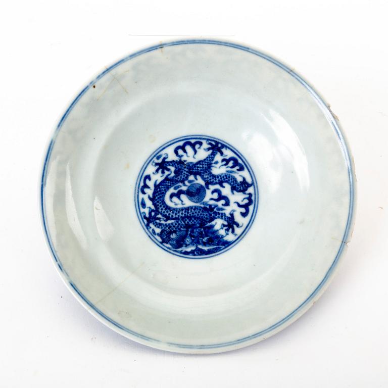 A Chinese 19th/20th century porcelain bowl.