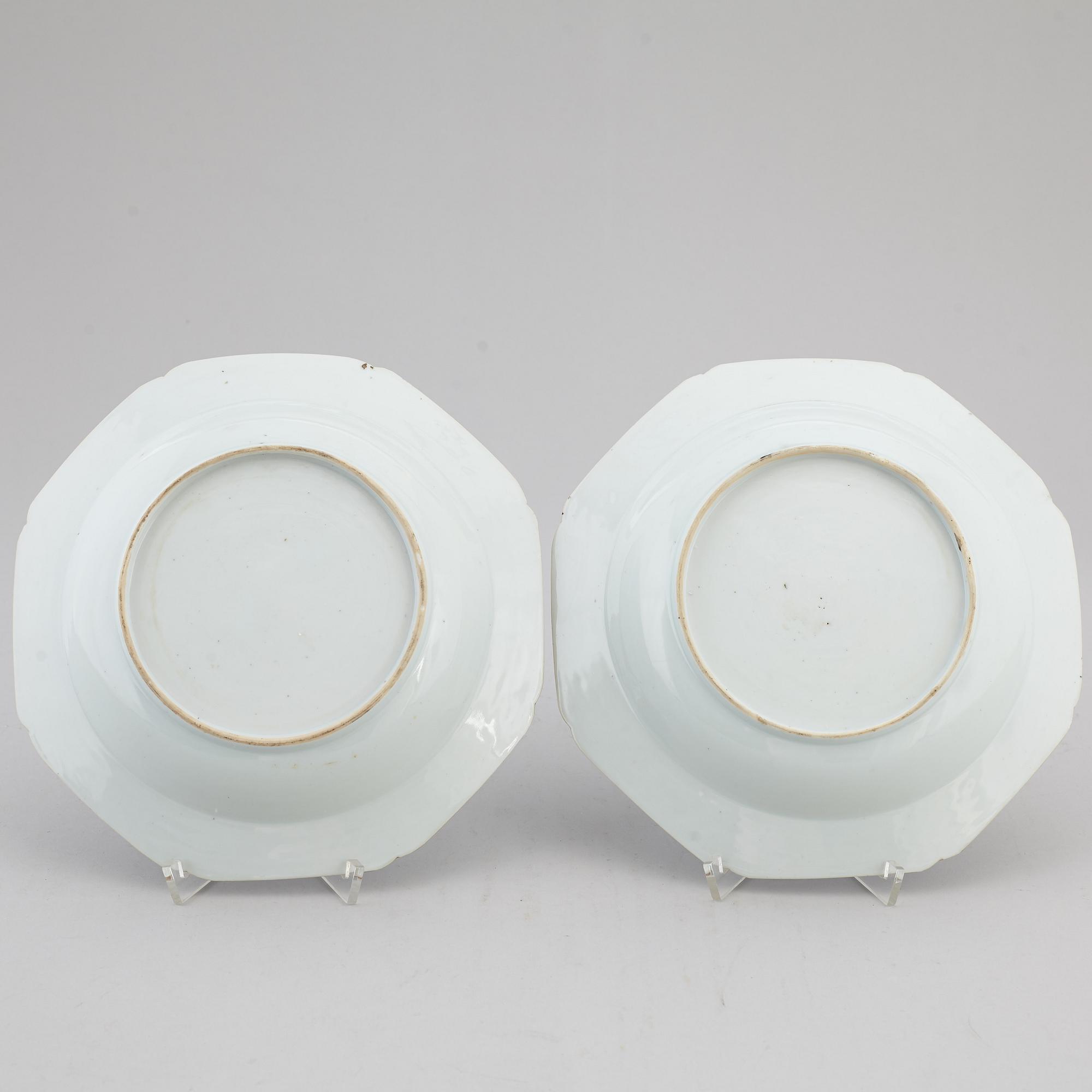 DJUPA TALLRIKAR, ett par, kompaniporslin. Qingdynastin, Qianlong (1736-95).