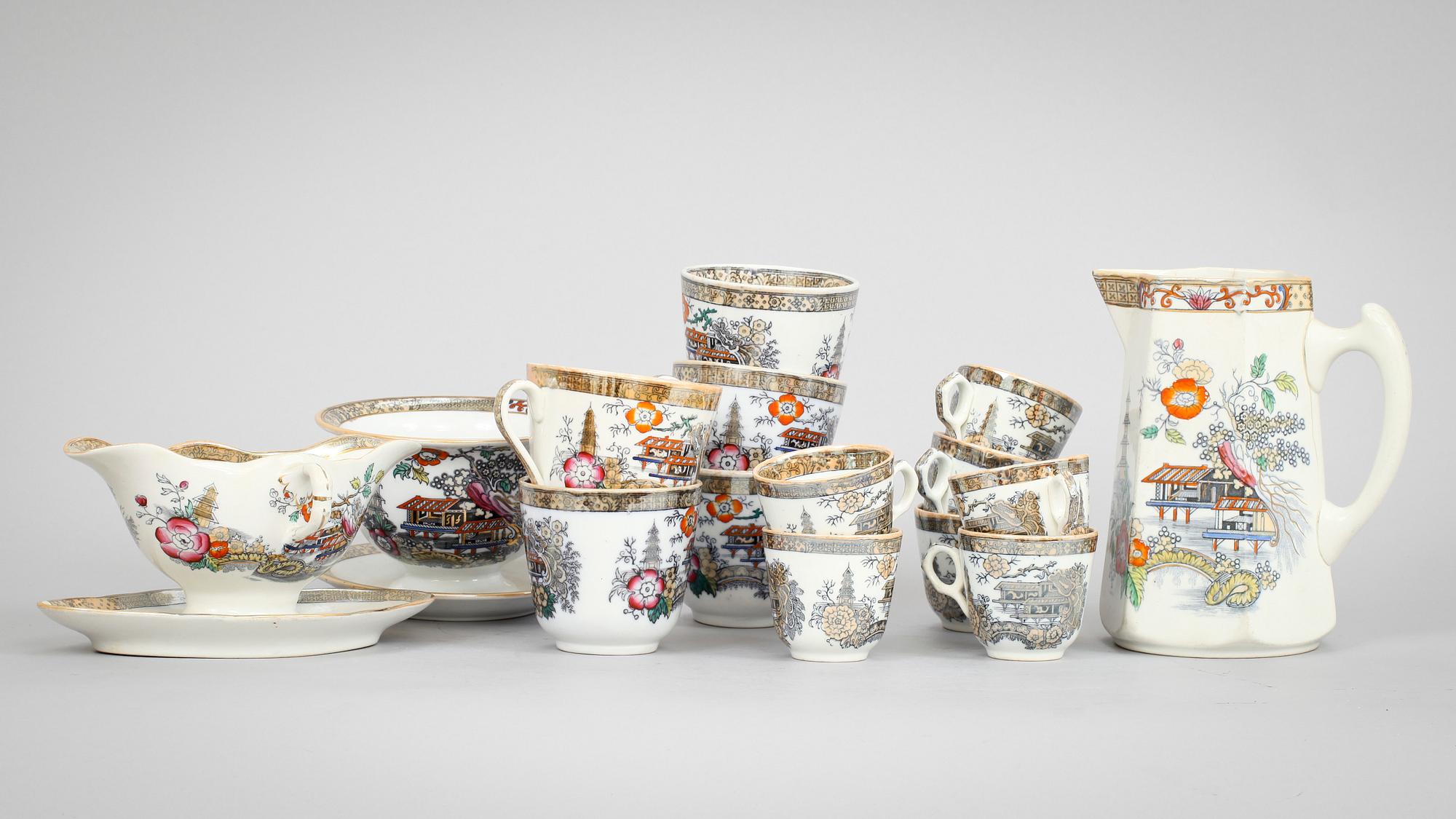 SERVISDELAR, 167 delar, flintgods, "Japan", Rörstrand 1900-talets början, samt TALLRIKAR, 12 st, "Parisenne", Rörstrand.