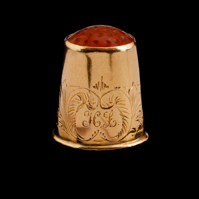 FINGERBORG, 18 k guld, karneol, svenska stämplar 1880. Vikt ca 3 gram.