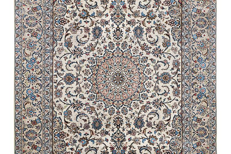 A Keshan carpet, c. 292 x 191 cm.