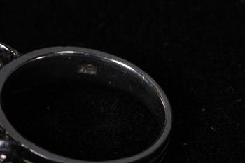 RING, 18k vitguld, diamanter och safir. 0.33 ct resp 1 ct. Tot ca 7 g.
