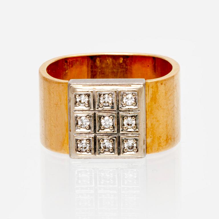 An 18K white- and yellow gold ring with round brilliant cut diamonds.