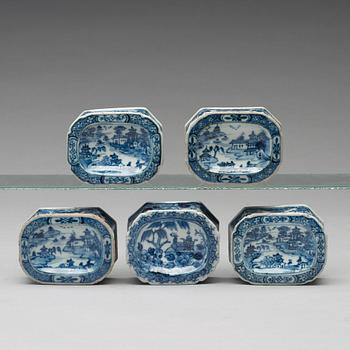 Five (2+2+1) blue and white salters, Qing dynasty, Qianlong (1736-95).