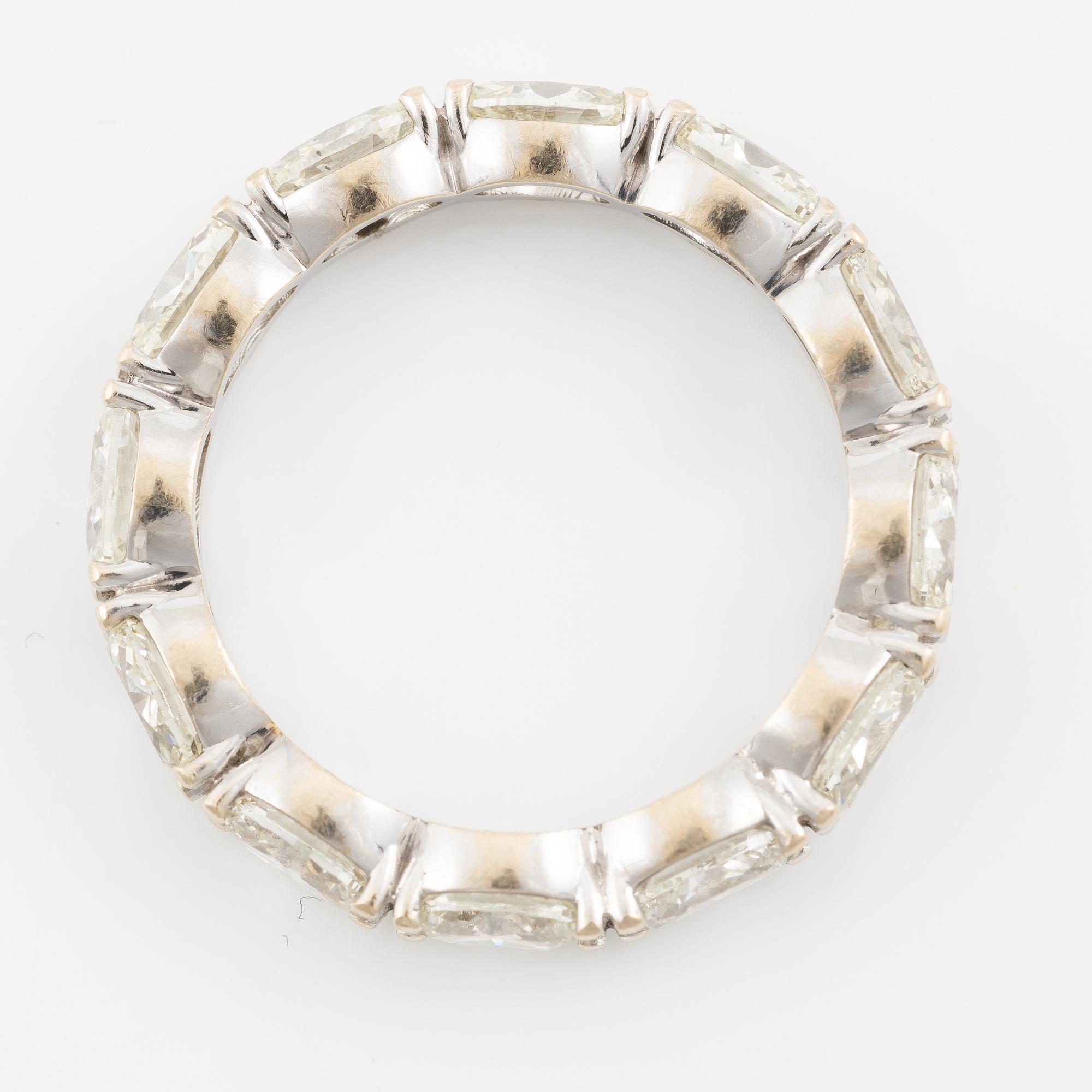 Ring, helallians, 18K vitguld med ovalslipade diamanter.