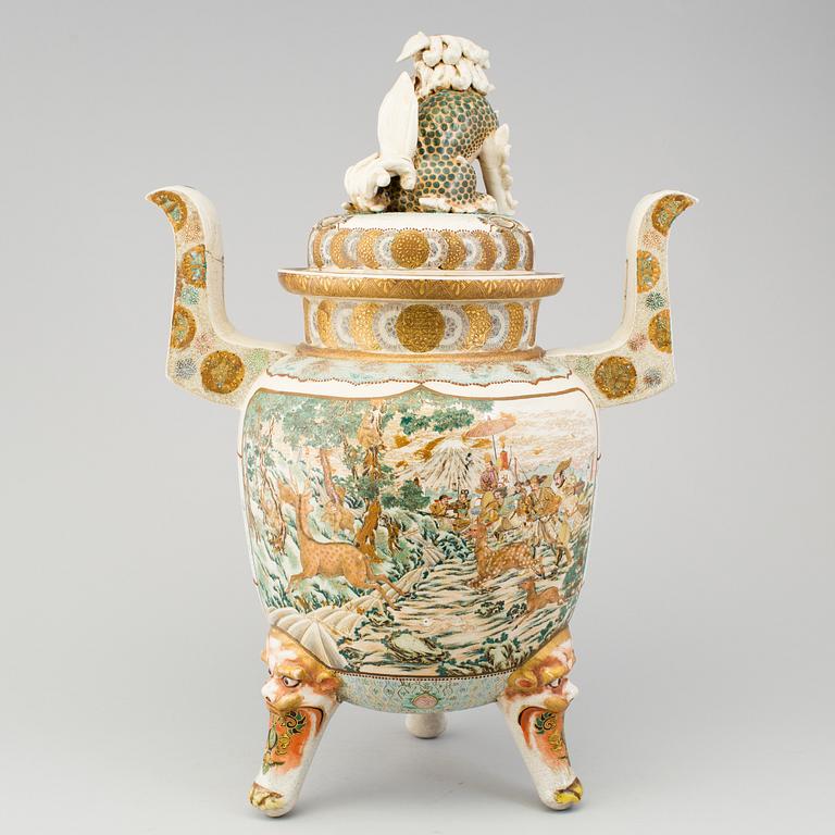 A large Japanese tripod censer with cover, Meiji period (1868-1912).