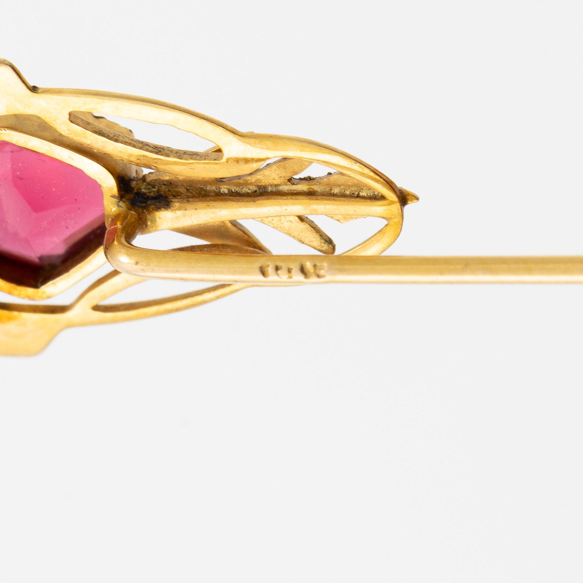 Shirt buttons, a pair and two cravat pins, 18K gold, with synthetic red stone and pearl.