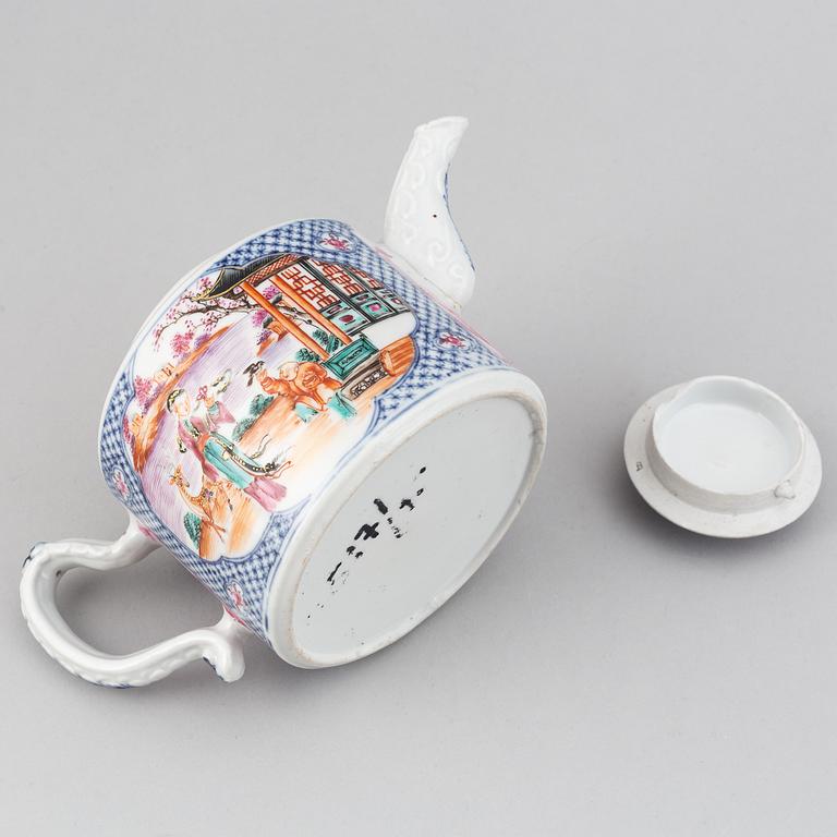 A fine famille rose tea pot with cover, Qing dynasty, Qianlong (1736-95).