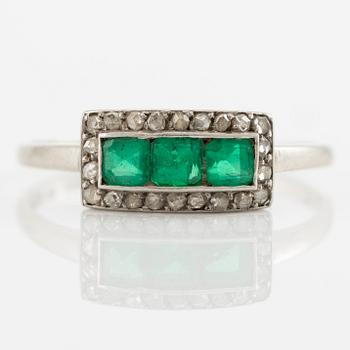 Ring platina med trappslipade smaragder och rosenslipade diamanter.