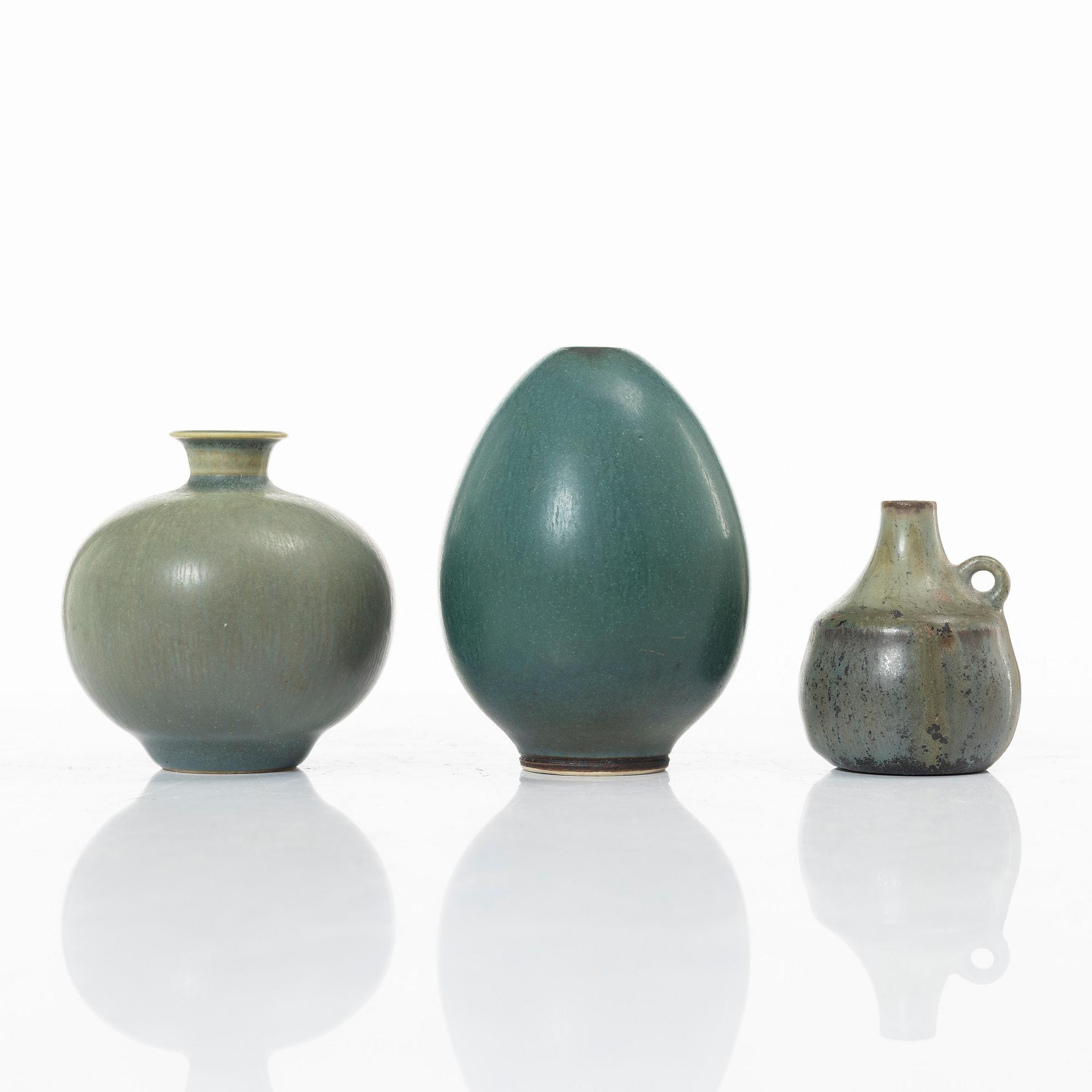 Miniatyrer, tre stycken, stengods, Berndt Friberg och Carl-Harry Stålhane, Gustavsberg respektive Rörstrand.