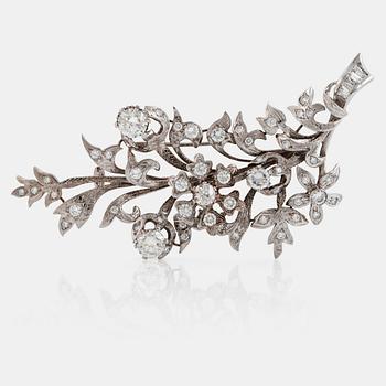 998. An 18K white gold brooch set with round brilliant-cut diamonds.