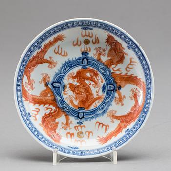 A CHINESE UNDERGLAZE BLUE AND RED DRAGON DISH. CHINA. QINALONGS MARK. LATE 19TH CENTURY.