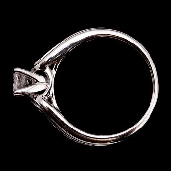 RING, 14 k vitguld, med briljantslipade diamanter tot ca 1.00 ct. Total vikt ca 5,63 gram.