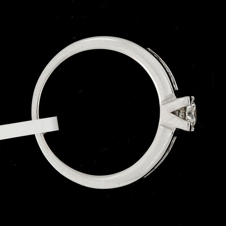 RING, 14k vitguld med briljantslipad diamanter ca0,43ct och prinsesslipade diamanter tot ca0,57ct. Vikt 5,9g.