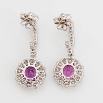 A pair of 18K white gold earrings set with faceted sapphires with a total weight of ca 4.45 cts.