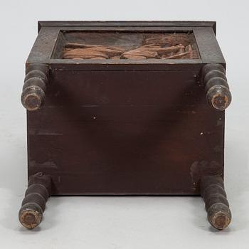 Kaappi, ovessa reliefikoristelu, 1920-luku.