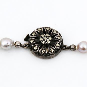 COLLIER samt ÖRHÄNGEN, 1+1, pärlor samt silver, svenska importstämplar, 1900-tal.