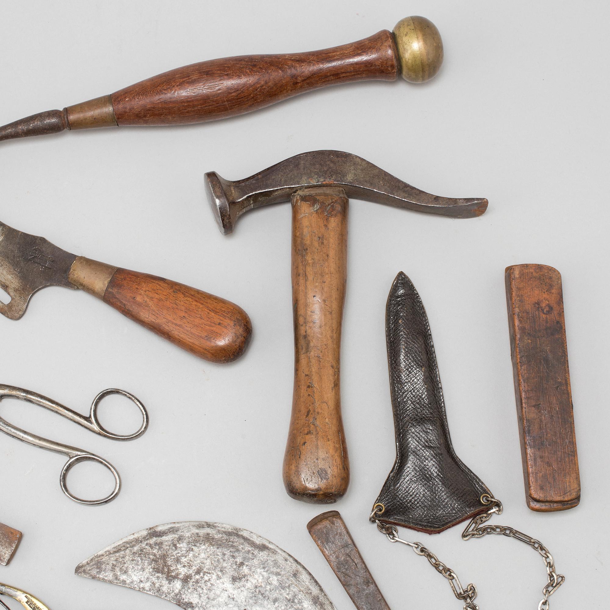 A COLLECTION OF 12 TOOLS, 19TH CENTURY.