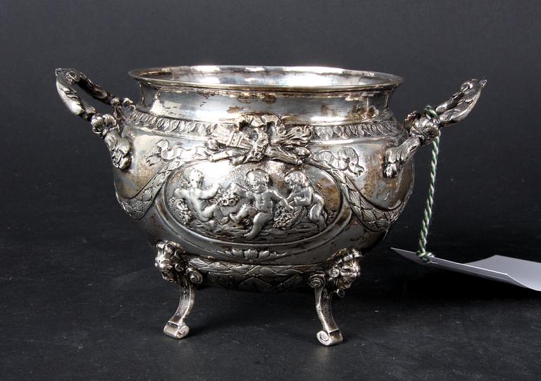 MJÖKKANNA OCH SOCKERSKÅL, silver, importstämplar, Louis XVI-stil.