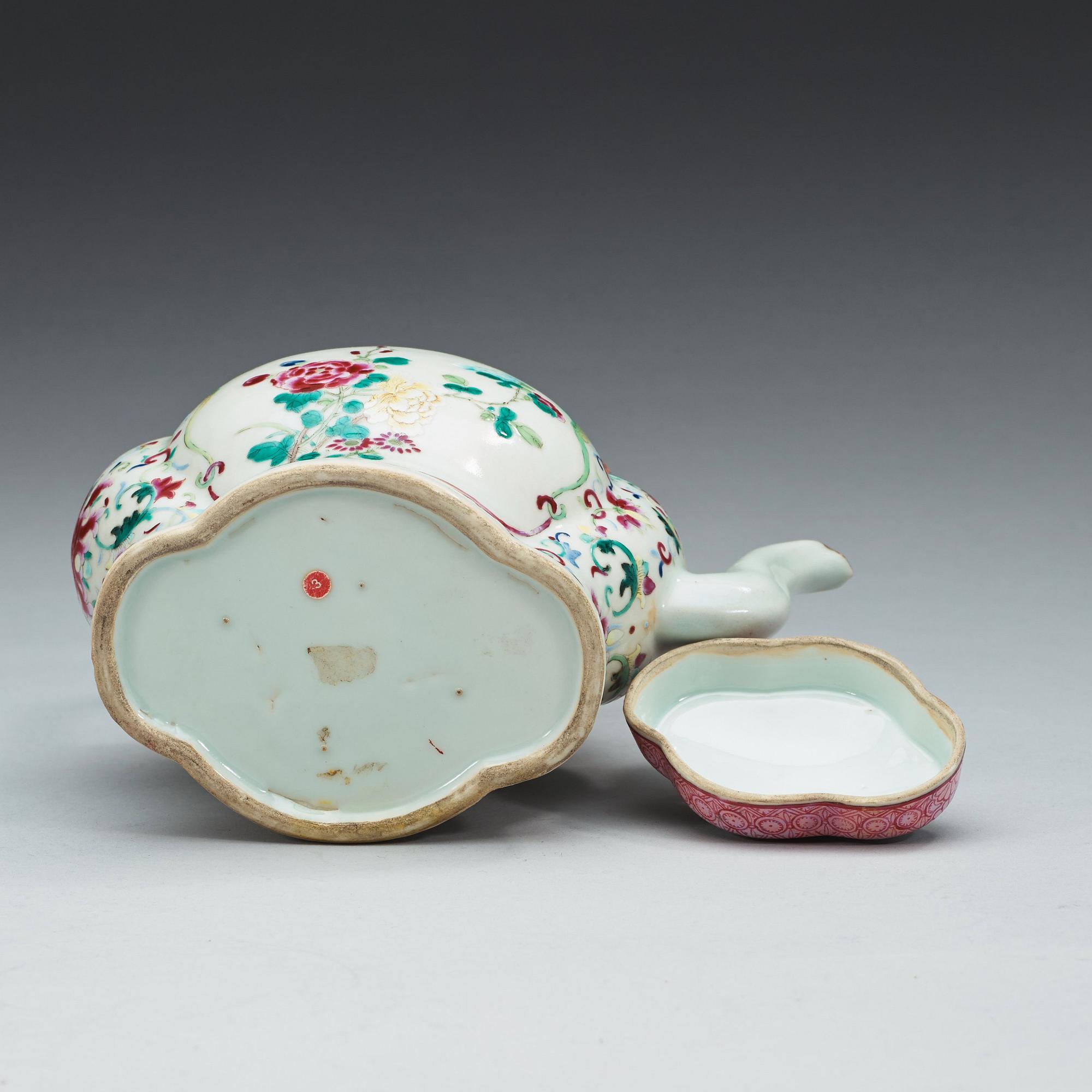 A famille rose teapot, Qing dynasty, 19th Century.