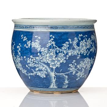 A blue and white flower pot, Qing dynasty, 19th Century.