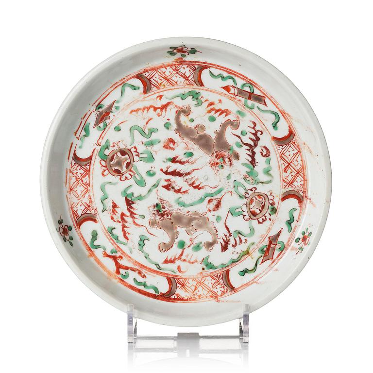 A wucai 'lion' tray, late Ming dynasty, Tianqi/Chongzhen.