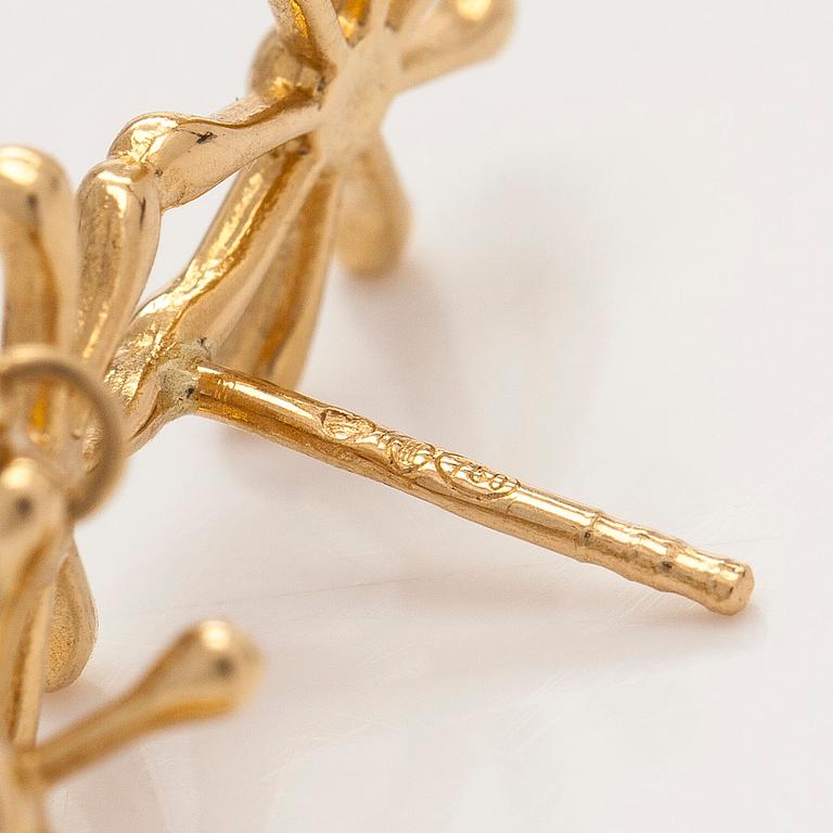 Kirsti Doukas, örhängen, "Pohjantähti", 18K guld och granat. Kalevala Koru, Helsingfors.