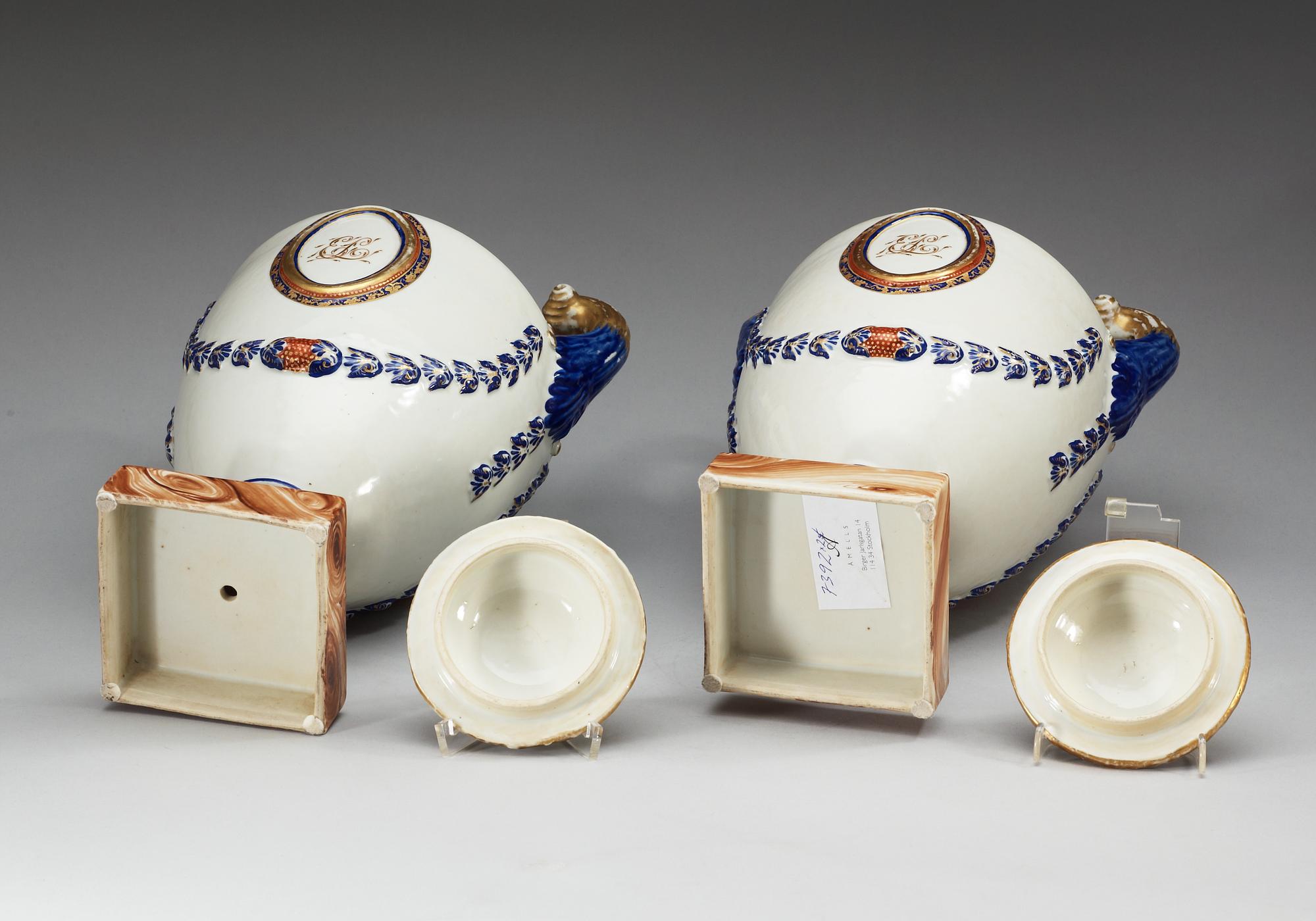URNOR med LOCK ett par, kompaniporslin. Qianlong (1736-1795).