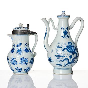 A set of two blue and white ewers, Qing dynasty, Kangxi (1662-1722).