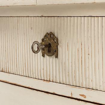 A painted oak chest of drawers from around the year 1900.