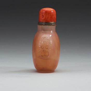 A large presumably agate snuff bottle with coral stopper, Qing dynasty.
