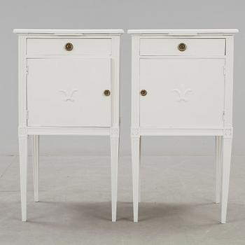 SÄNGBORD, ett par, gustaviansk stil, 1930/40-tal.