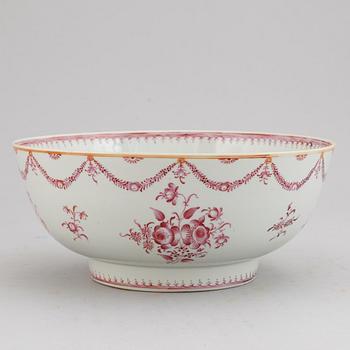 A Chinese Export punch bowl, Qing dynasty, Qianlong (1736-95).