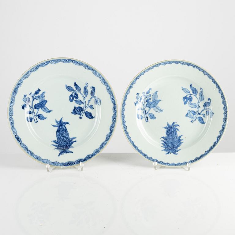 Seven export porcelain "Pineapple" plates, China, Qinalong (1736-96).